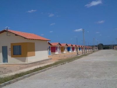 Foto do conunto habitacional Parque Recreio. Várias casas enfileiradas.
