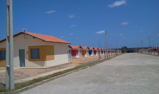 Foto do conunto habitacional Parque Recreio. Várias casas enfileiradas.