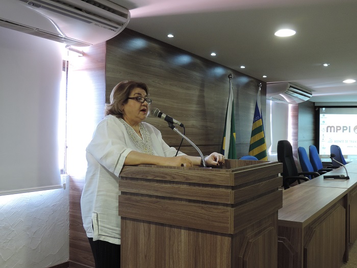 pessoa em pé falando