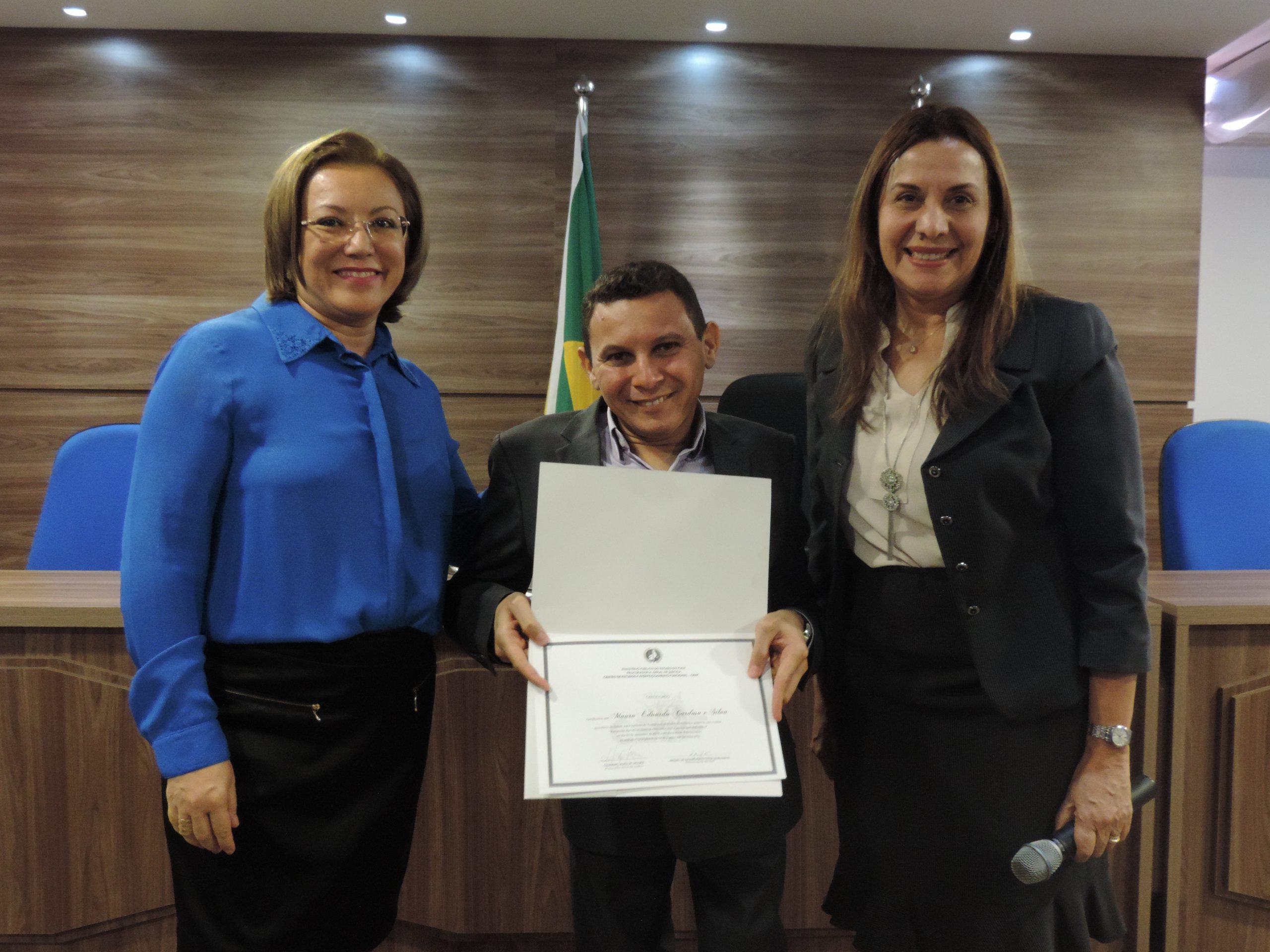 pessoa entregando certificado