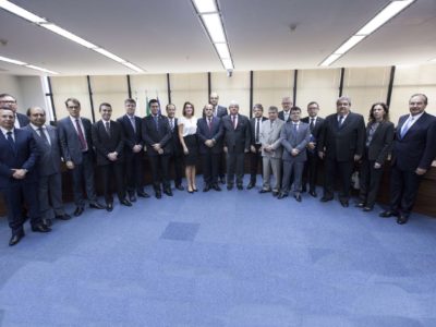 Procuradores Gerais da União e dos Estados posam de pé, em um salão.