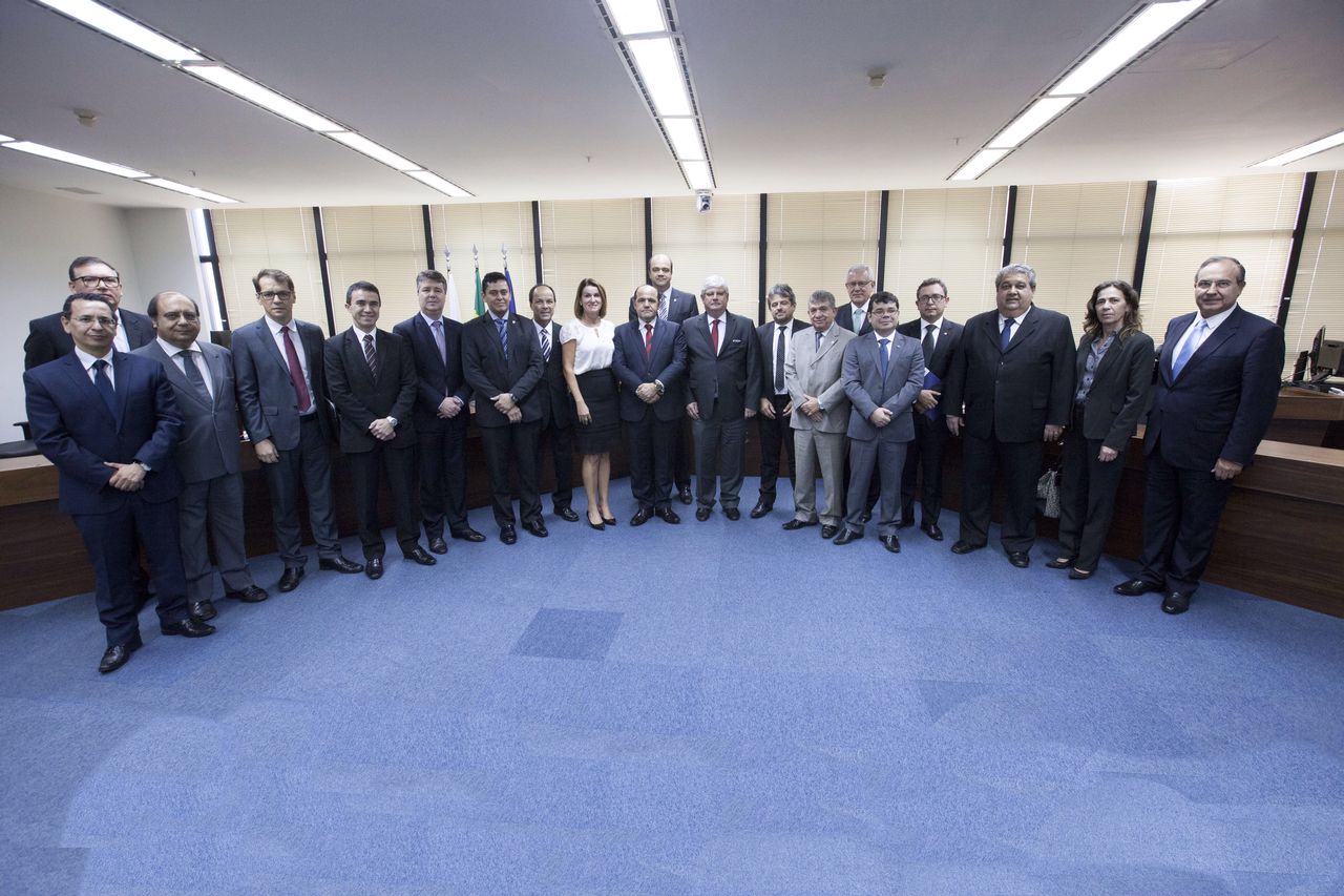 Procuradores Gerais da União e dos Estados posam de pé, em um salão.