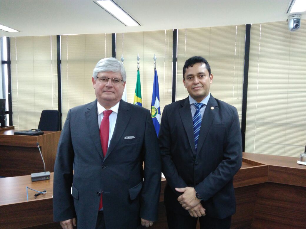 O Procurador-Geral da Repúblico, Rodrigo Janot, ao lado do Procurador-Geral de Justiça do Piauí, Cleandro Alves de Moura. O Procurador-Geral da Repúblico, Rodrigo Janot, ao lado do Procurador-Geral de Justiça do Piauí, Cleandro Alves de Moura.