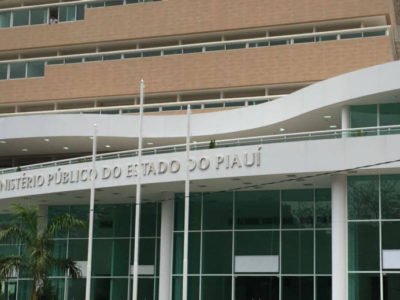 Fachada de um prédio, com um letreiro que diz