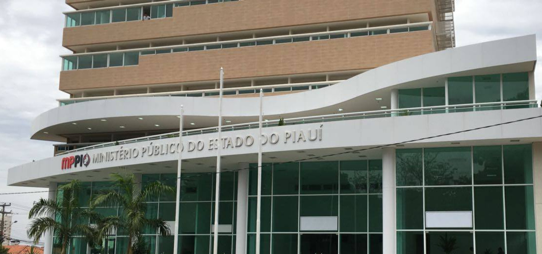 Fachada de um prédio, com um letreiro que diz 