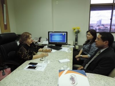 Pessoas sentadas conversando