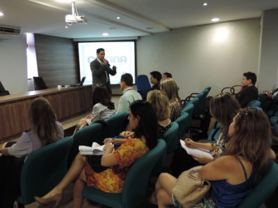 Procurador-Geral de Justiça em pé, falando para uma plateia no auditório.