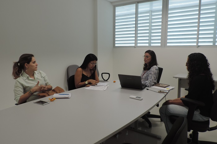 pessoas ao redor de mesa conversando
