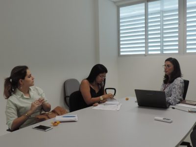 pessoas conversando ao redor de mesa