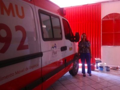 Pessoa de pé ao lado de uma ambulância