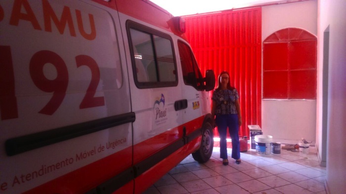 Pessoa de pé ao lado de uma ambulância