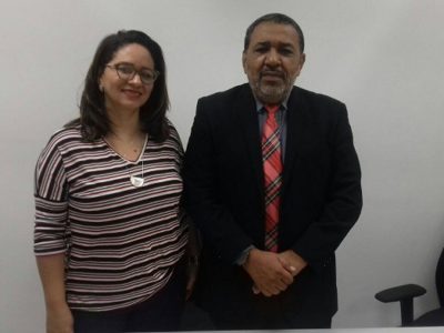 Pessoas de pé sorrindo para foto