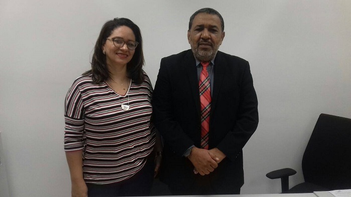 Pessoas de pé sorrindo para foto
