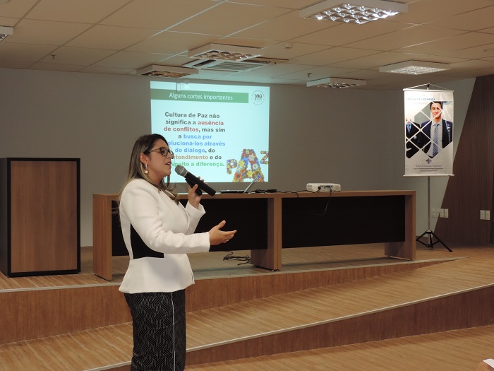 A palestrante Rochelle Martins de Oliveira fala para o público.