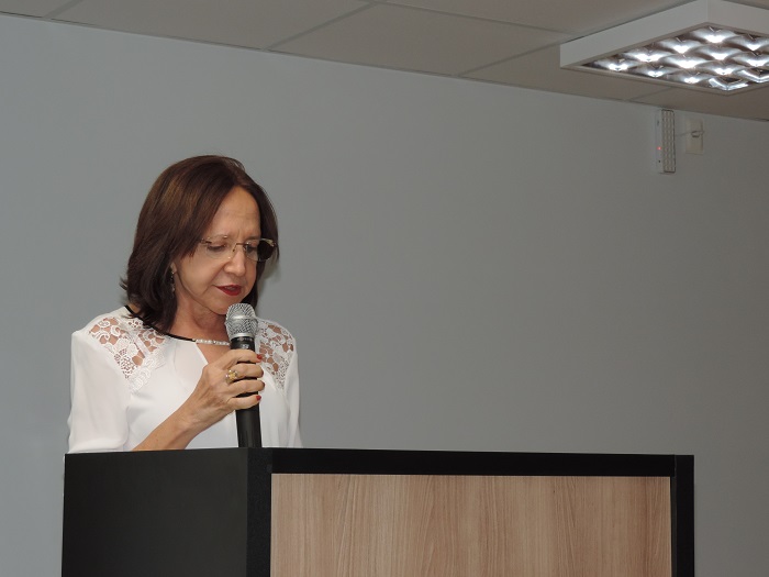A Procuradora de Justiça Teresinha de Jesus Moura Borges Campos fala ao microfone, na tribuna do auditório.