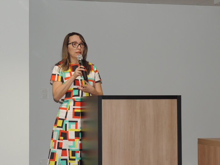 A Promotora de Justiça Cléia Fernandes fala ao microfone, na tribuna.