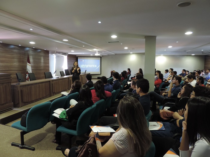 Pessoas sentadas em auditório