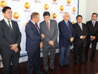 Os chefes dos Poderes e do Ministério Público em pé, posando na frente de um banner em que se lê