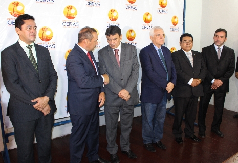 Os chefes dos Poderes e do Ministério Público em pé, posando na frente de um banner em que se lê