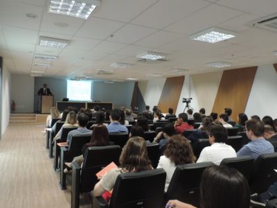 pessoas em auditório