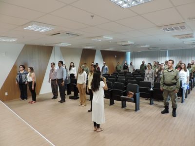 Pessoas de pé em momento de meditação