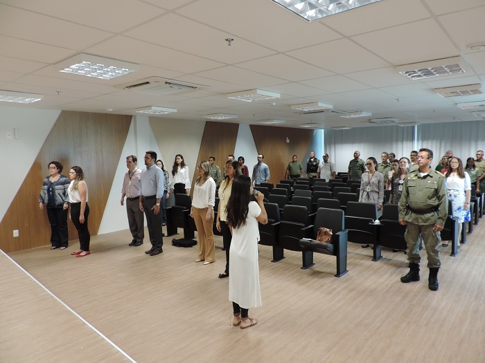 Pessoas de pé em momento de meditação