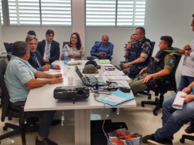 Pessoas sentadas em volta de uma mesa conversando