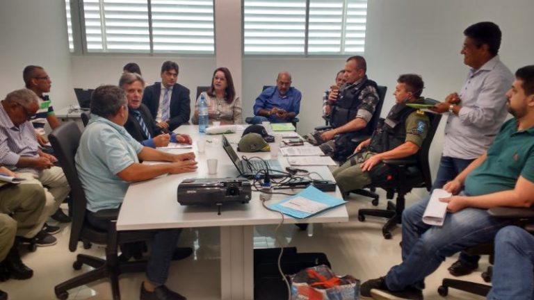 Pessoas sentadas em volta de uma mesa conversando