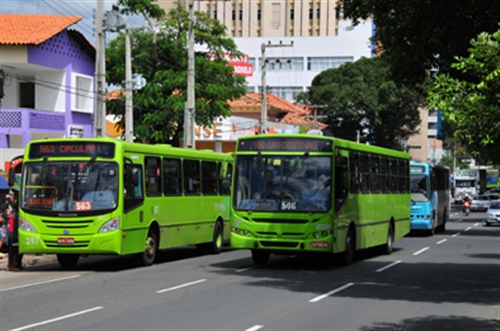 Três ônibus transitando pela Avenida Frei Serafim, em Teresina.