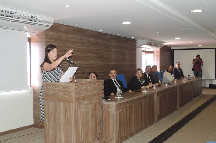 Promotora de Justiça empossada faz juramento na tribuna do auditório