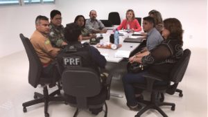 Pessoas reunidas em torno de uma mesa.