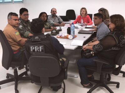 Pessoas reunidas em torno de uma mesa.
