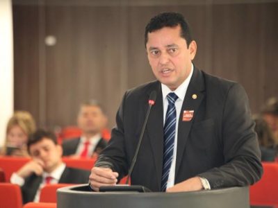 Procurador-Geral de Justiça, Cleandro Moura, fala ao microfone durante sessão do CNMP.