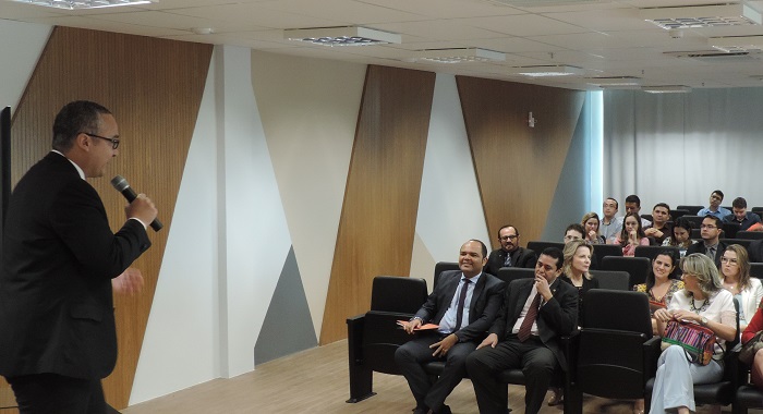 O Procurador da República Marco Aurélio Adão fala, de pé, para um grande público no auditório do MP - Zona Leste.