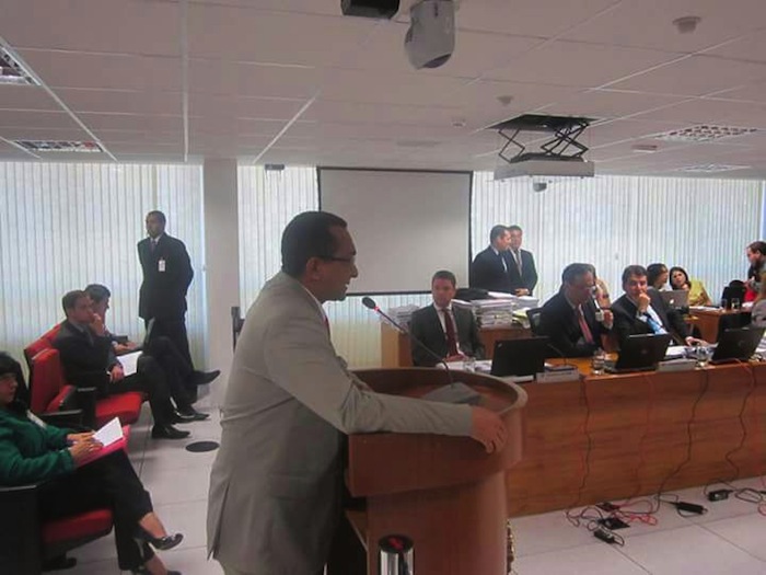 Pessoa de pé falando em uma tribuna