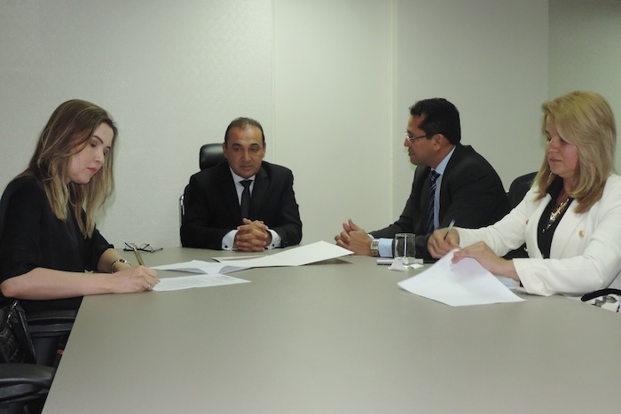 PGJ e presidente do TJ-PI assinam convênio
