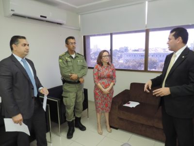 Pessoas de pé conversando