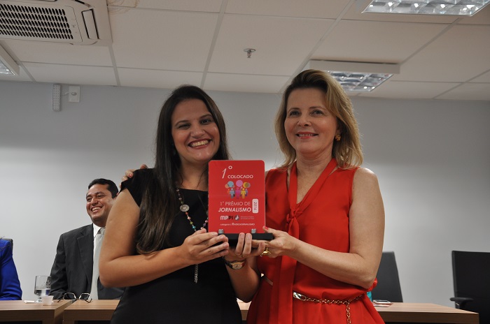 Duas mulheres segurando o troféu 