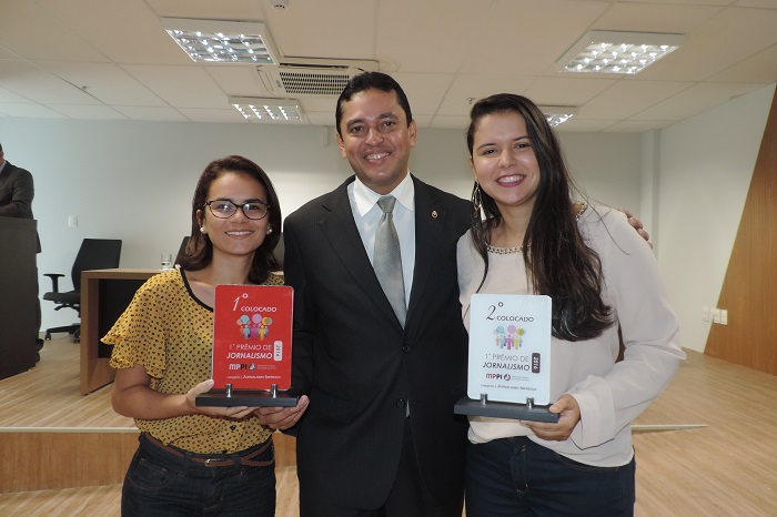 Três pessoas sorrindo para foto 