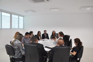 Pessoas sentadas em torno de uma mesa
