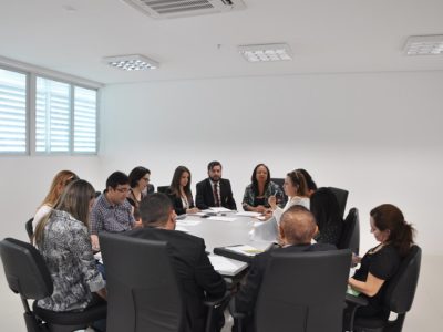 Pessoas sentadas em torno de uma mesa