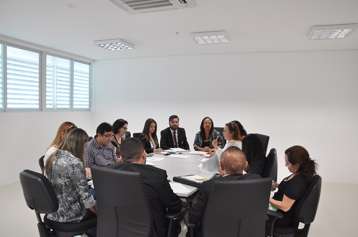 Pessoas sentadas em torno de uma mesa