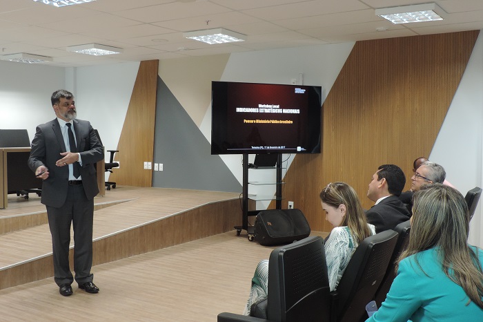 Pessoas sentadas em auditório