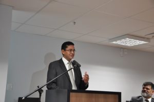 Pessoa falando de tribuna