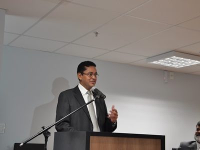 Pessoa falando de tribuna