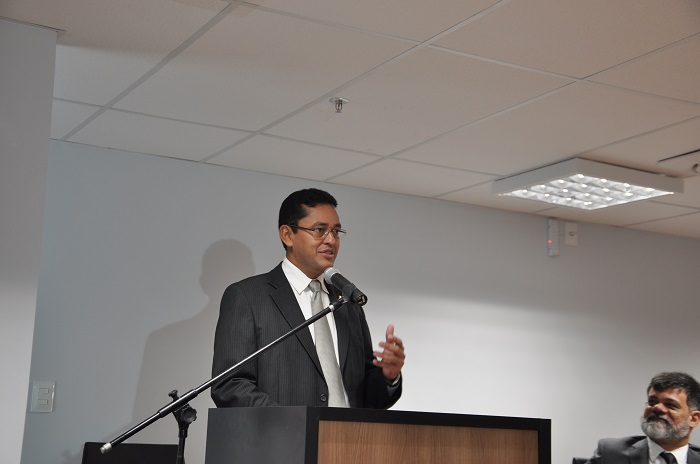 Pessoa falando de tribuna