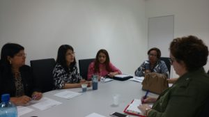 Pessoas sentadas em volta de uma mesa em discussão