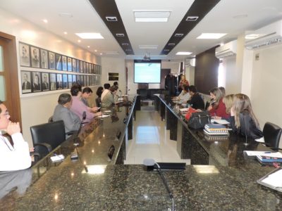 Pessoas sentadas assistindo palestra