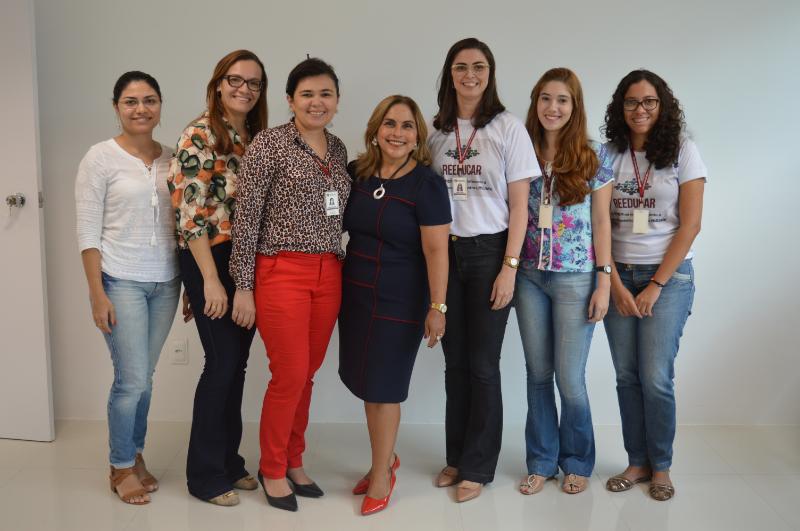 Pessoas sorrindo para foto