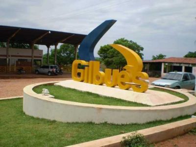 Entrada da cidade de Gilbués, com um letreiro onde se lê